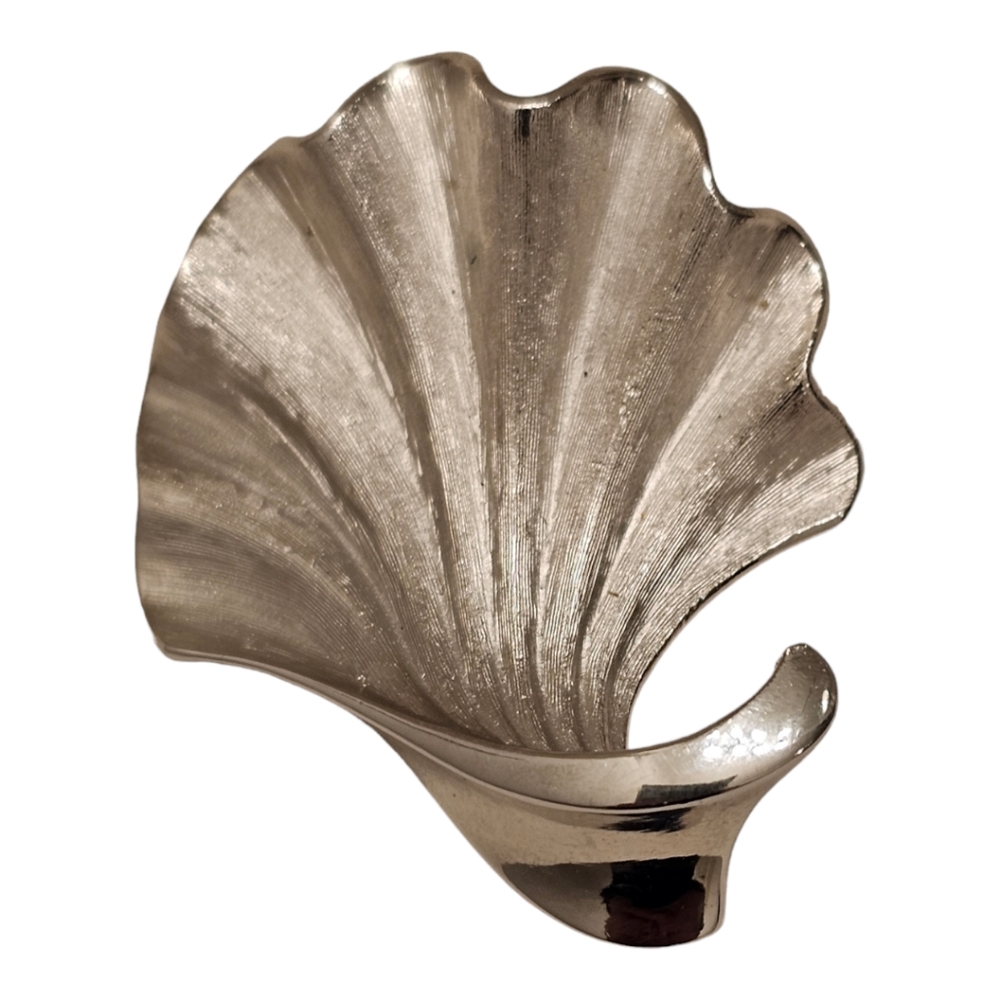 Crown‎ trifari brooch